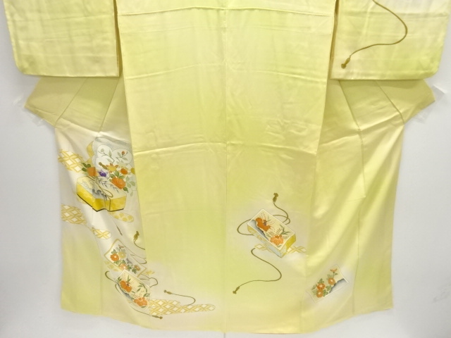  手箱に草花模様訪問着